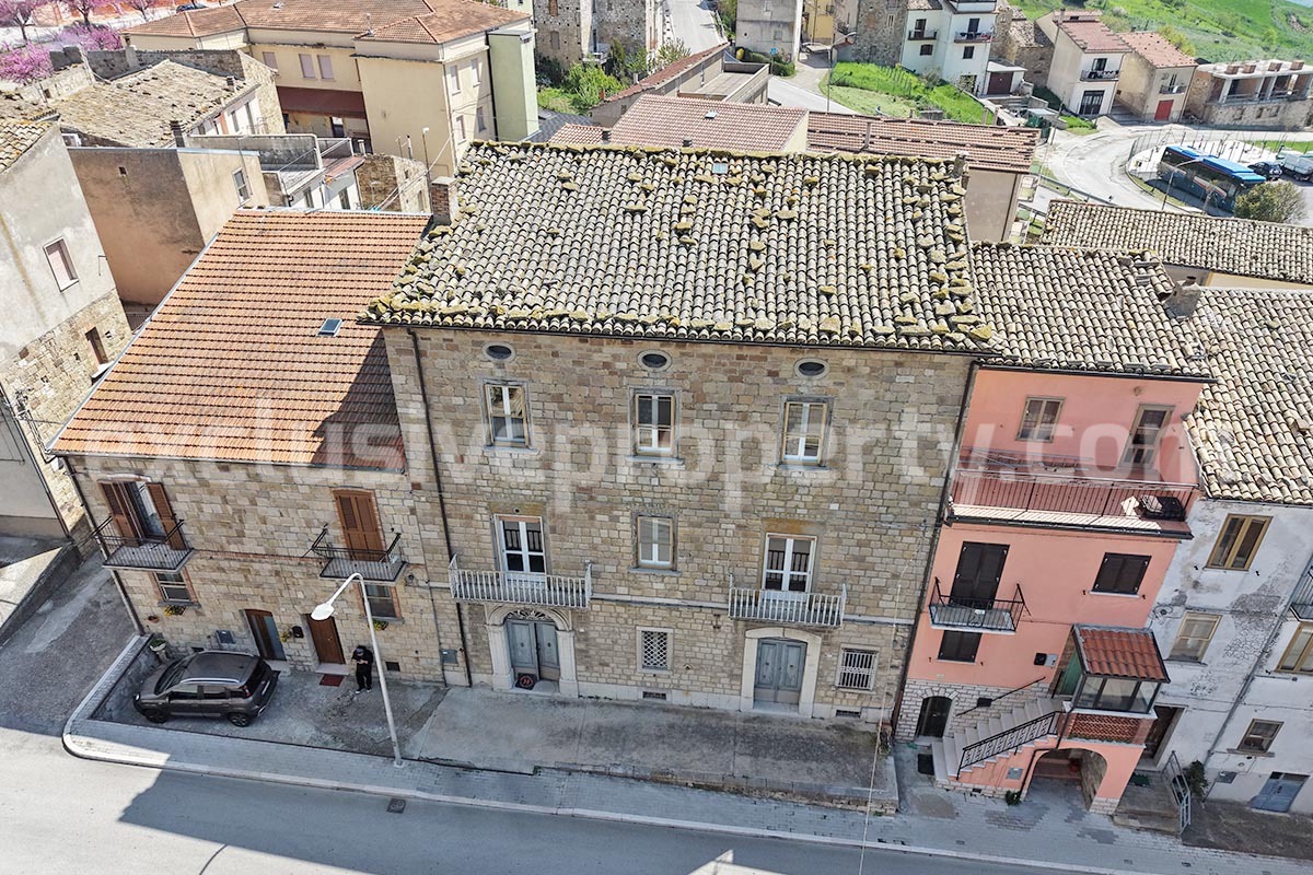 Characteristic and spacious house built in stone for sale in Italy