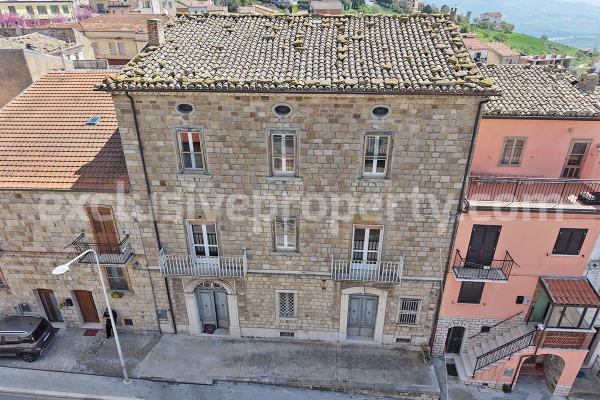 Characteristic and spacious house built in stone for sale in Italy