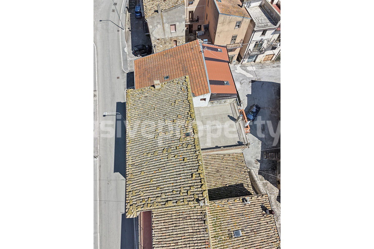 Characteristic and spacious house built in stone for sale in Italy