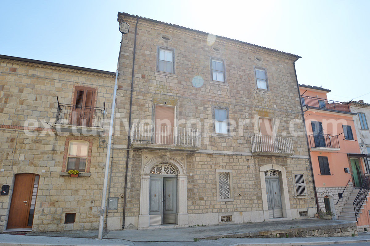 Characteristic and spacious house built in stone for sale in Italy