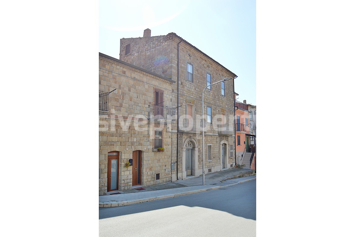 Characteristic and spacious house built in stone for sale in Italy