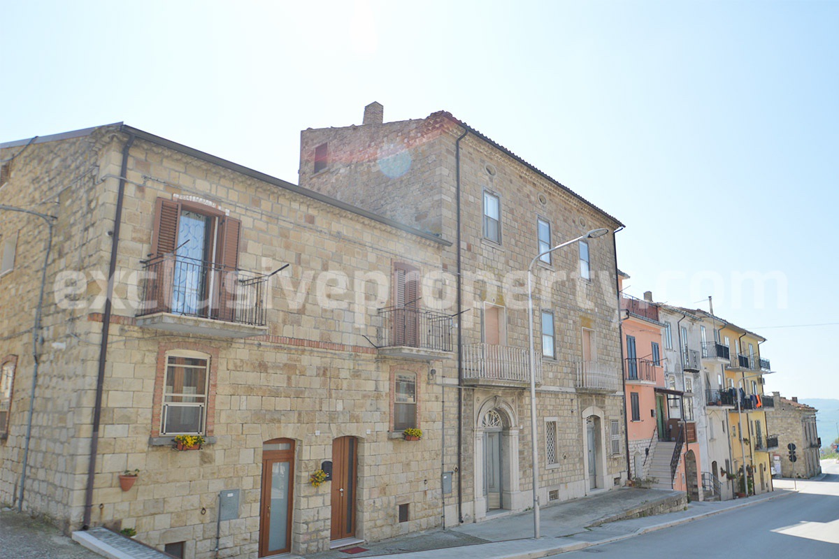 Characteristic and spacious house built in stone for sale in Italy
