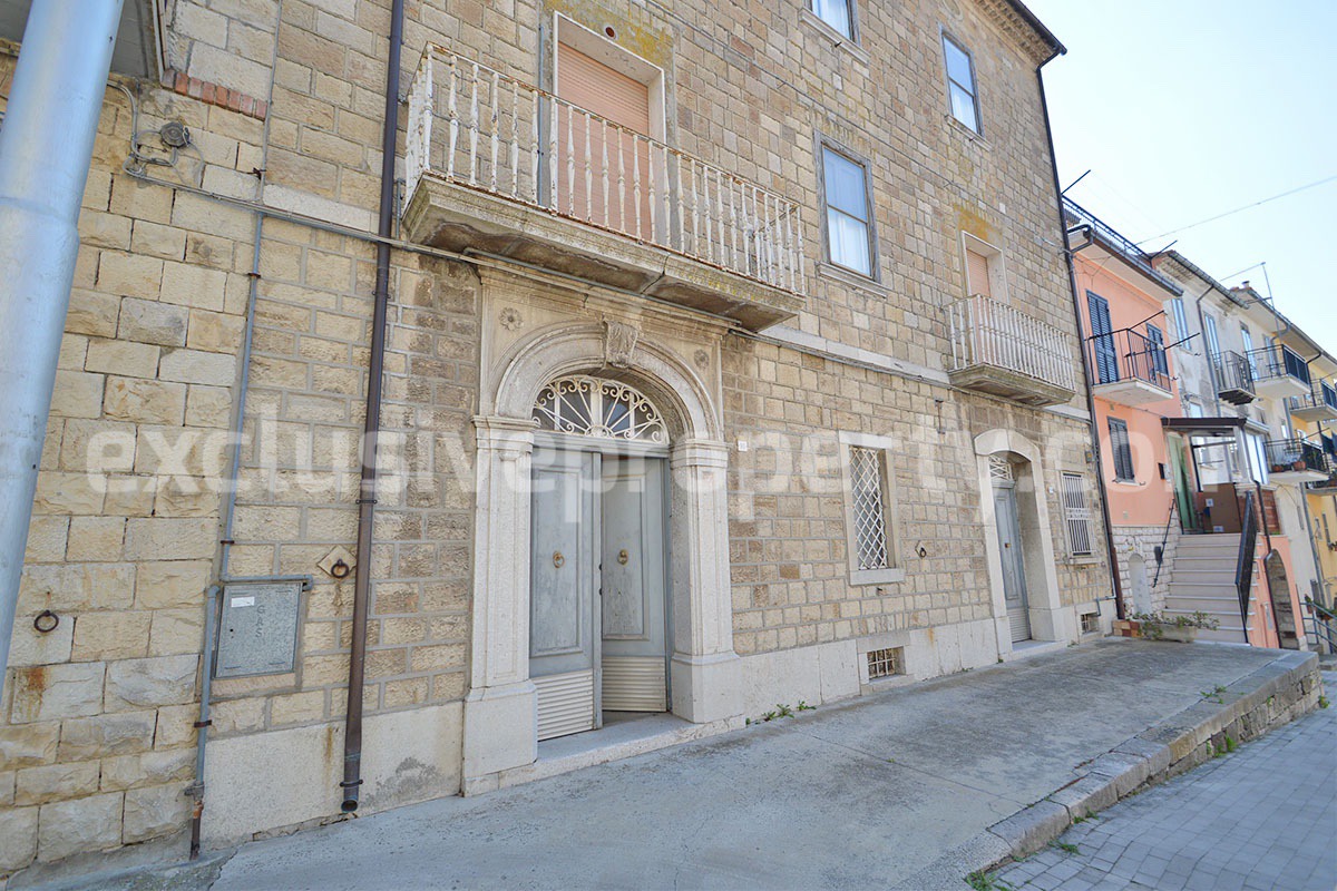 Characteristic and spacious house built in stone for sale in Italy