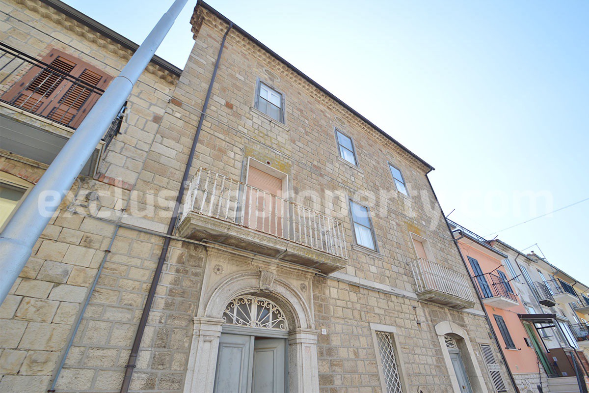 Characteristic and spacious house built in stone for sale in Italy
