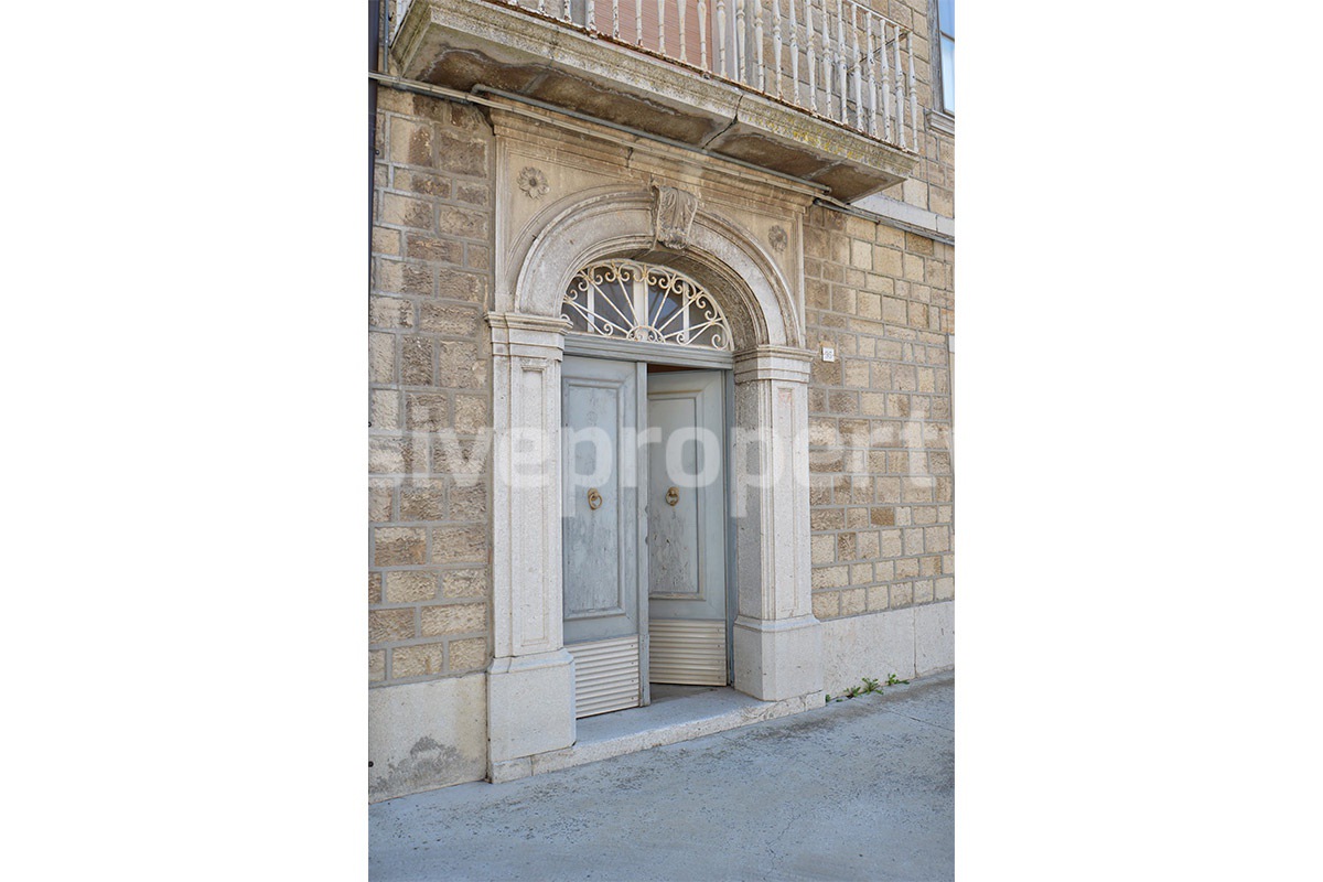 Characteristic and spacious house built in stone for sale in Italy