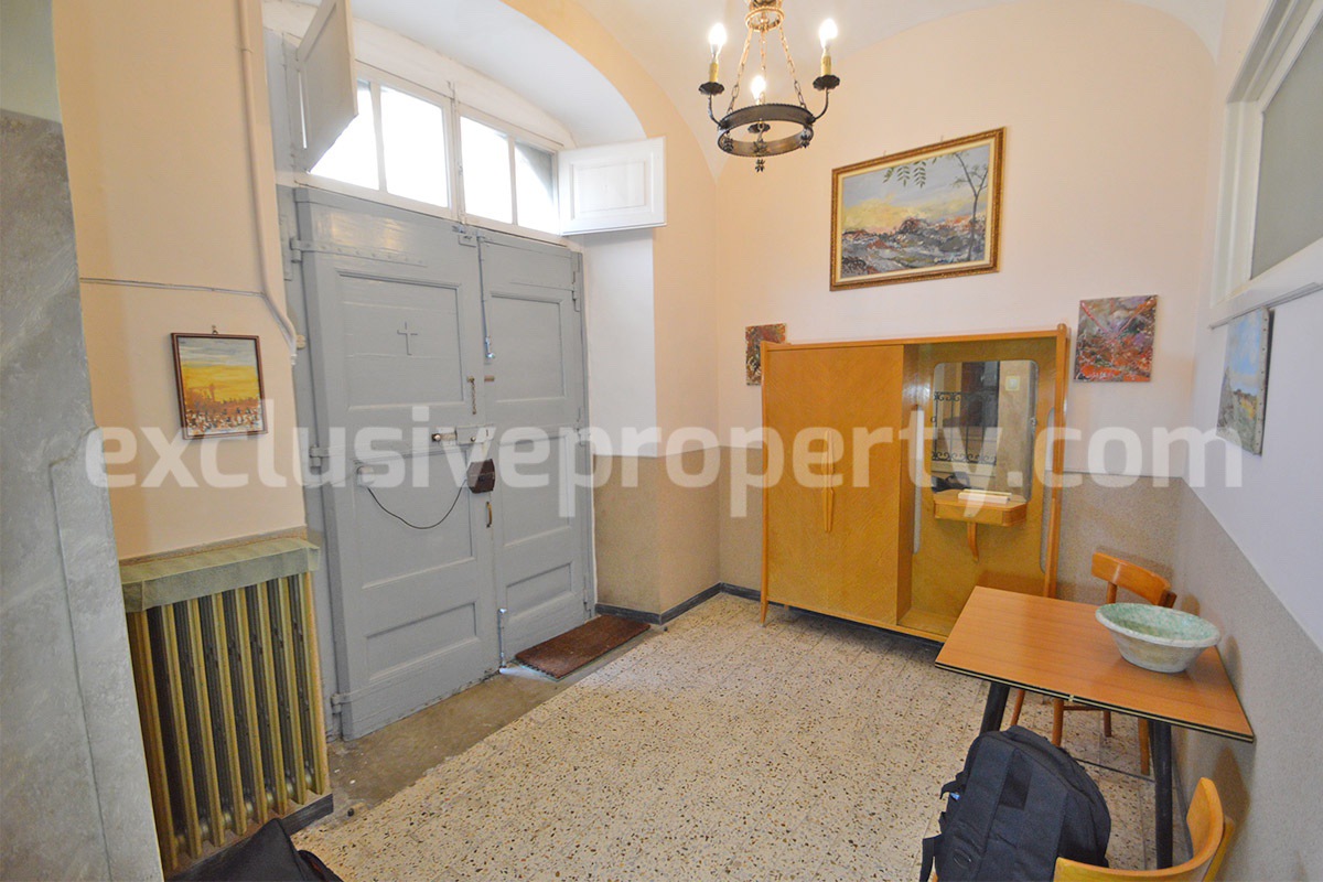 Characteristic and spacious house built in stone for sale in Italy