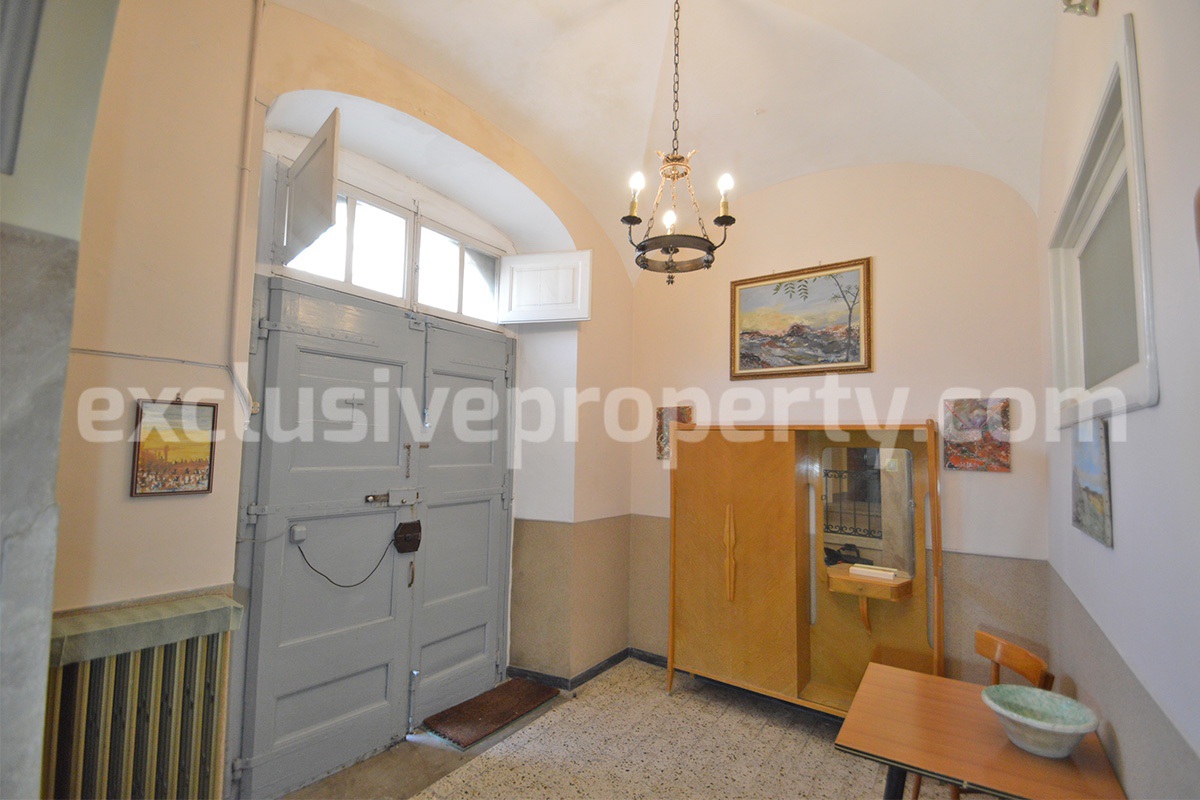 Characteristic and spacious house built in stone for sale in Italy