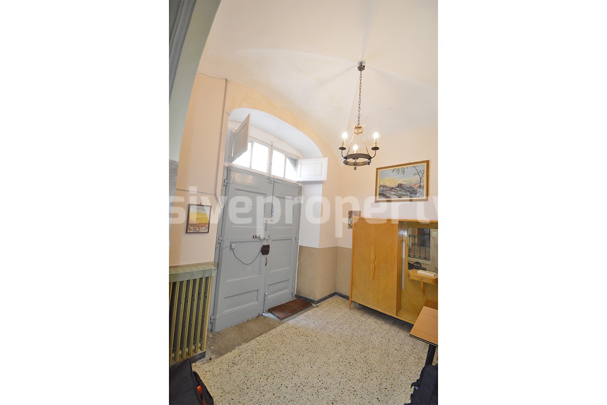 Characteristic and spacious house built in stone for sale in Italy