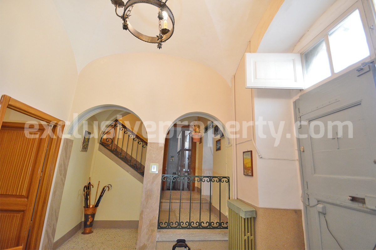 Characteristic and spacious house built in stone for sale in Italy
