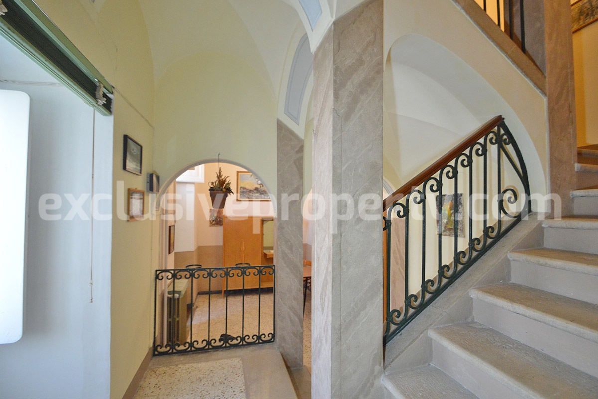 Characteristic and spacious house built in stone for sale in Italy