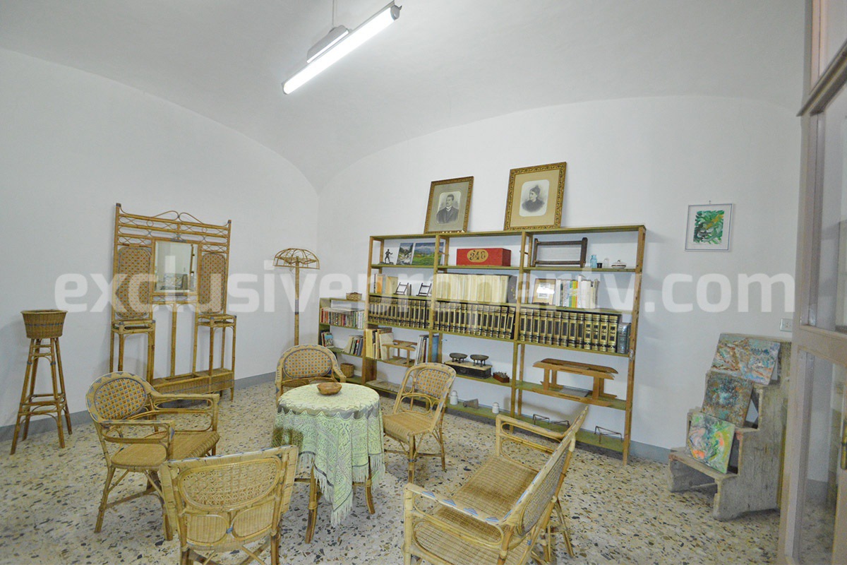 Characteristic and spacious house built in stone for sale in Italy