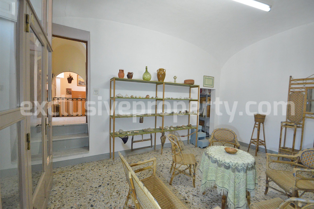 Characteristic and spacious house built in stone for sale in Italy