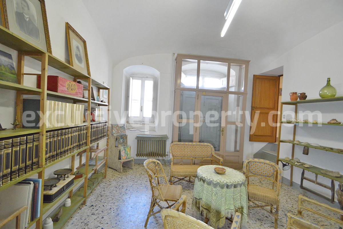 Characteristic and spacious house built in stone for sale in Italy