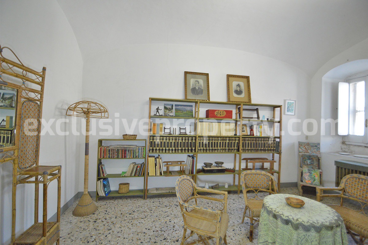 Characteristic and spacious house built in stone for sale in Italy