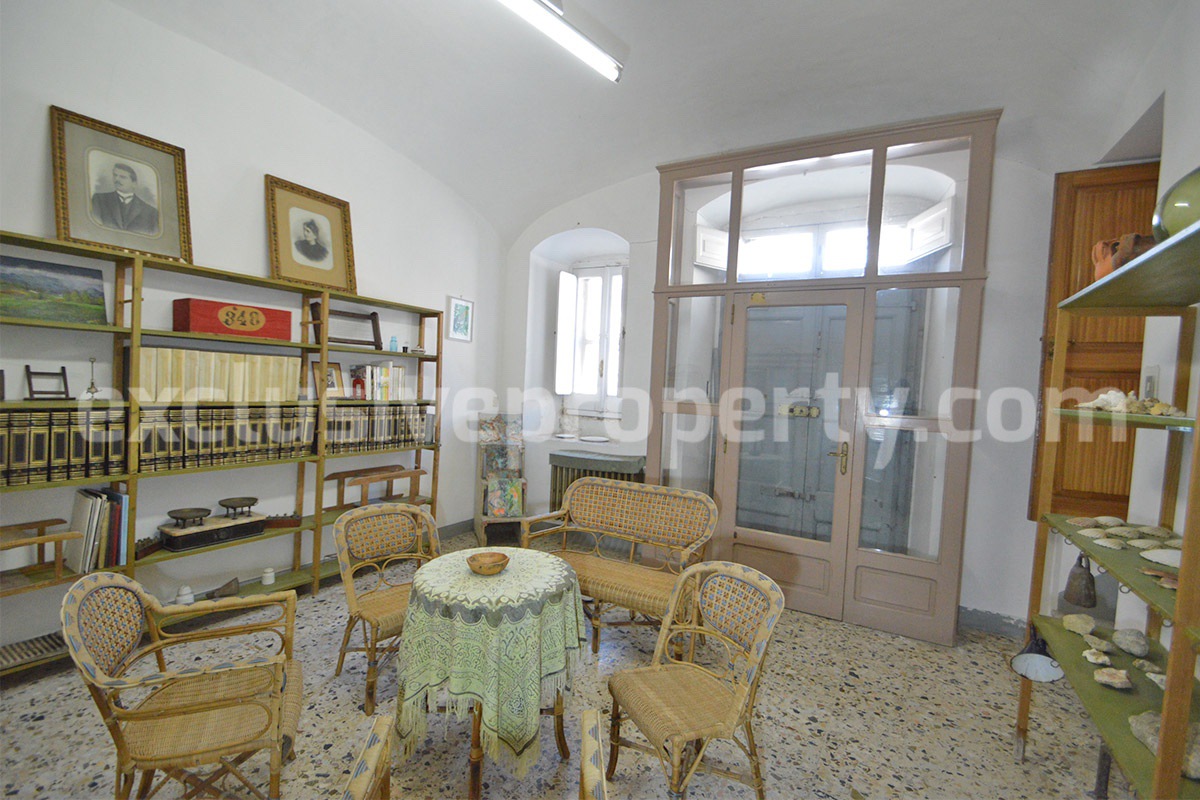 Characteristic and spacious house built in stone for sale in Italy