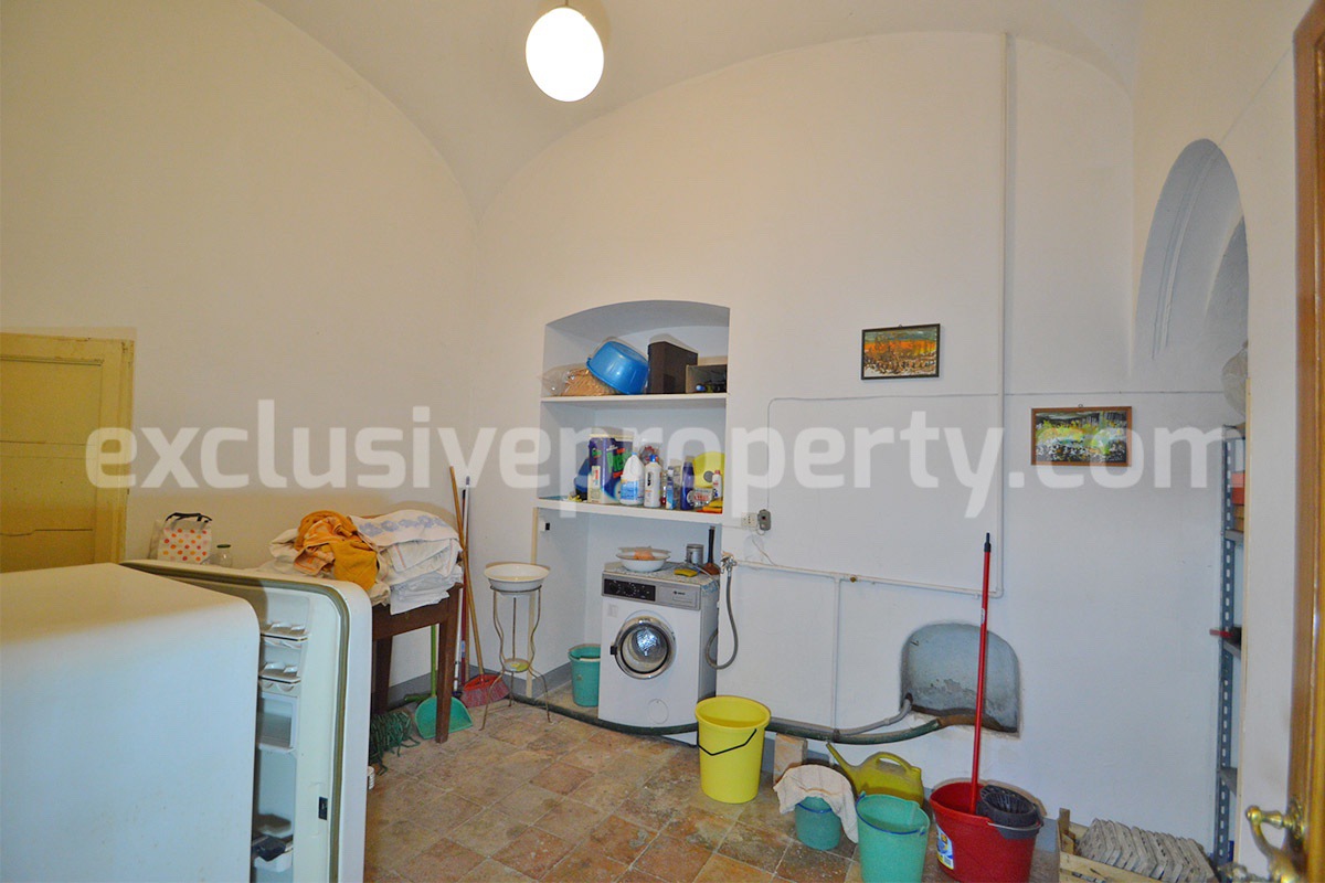 Characteristic and spacious house built in stone for sale in Italy