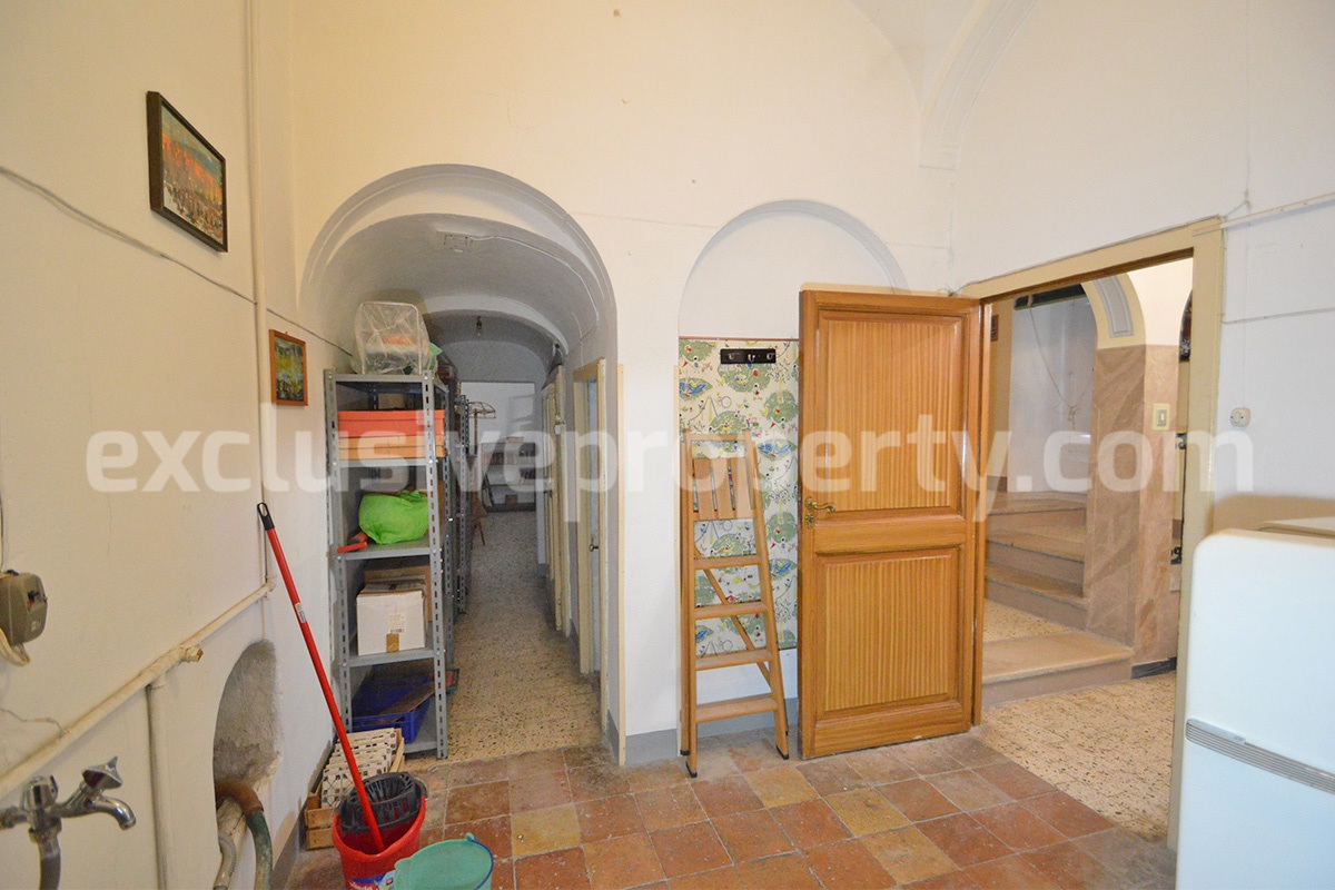 Characteristic and spacious house built in stone for sale in Italy