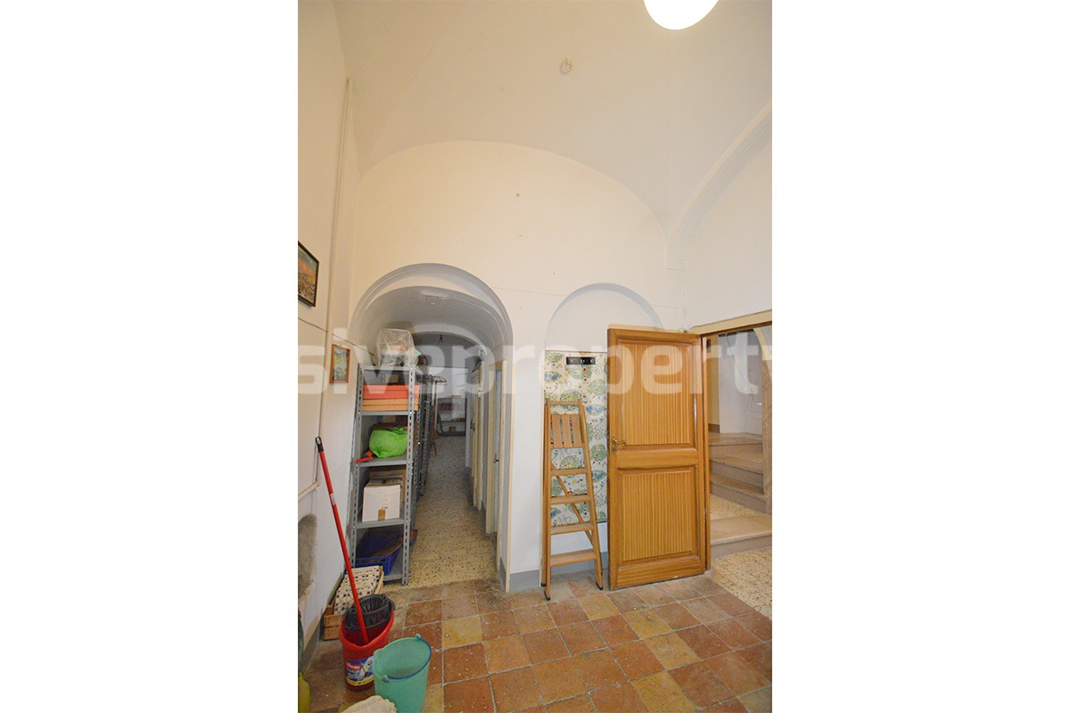Characteristic and spacious house built in stone for sale in Italy