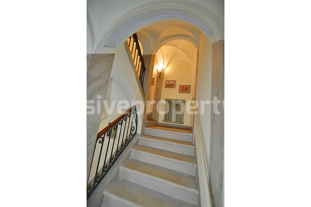 Characteristic and spacious house built in stone for sale in Italy