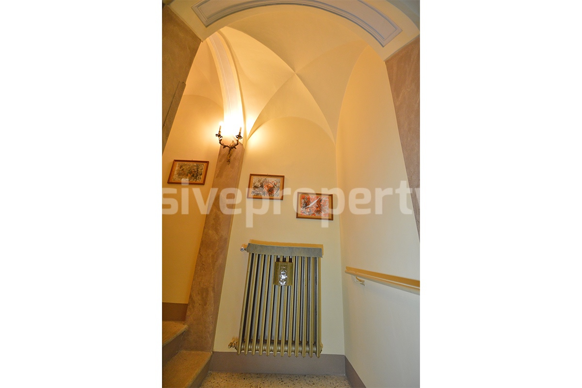 Characteristic and spacious house built in stone for sale in Italy