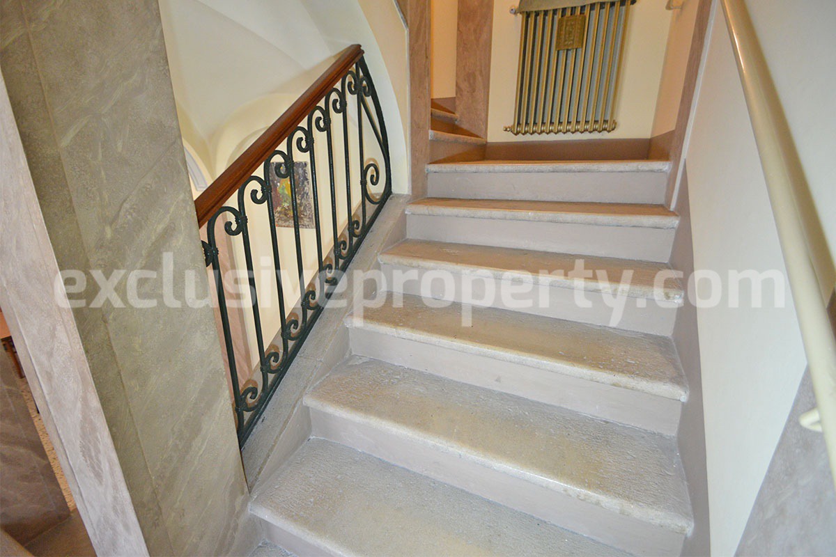 Characteristic and spacious house built in stone for sale in Italy