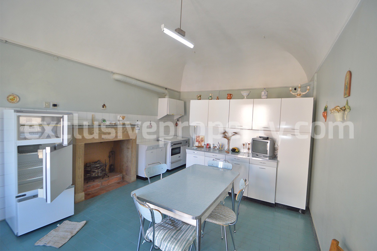 Characteristic and spacious house built in stone for sale in Italy