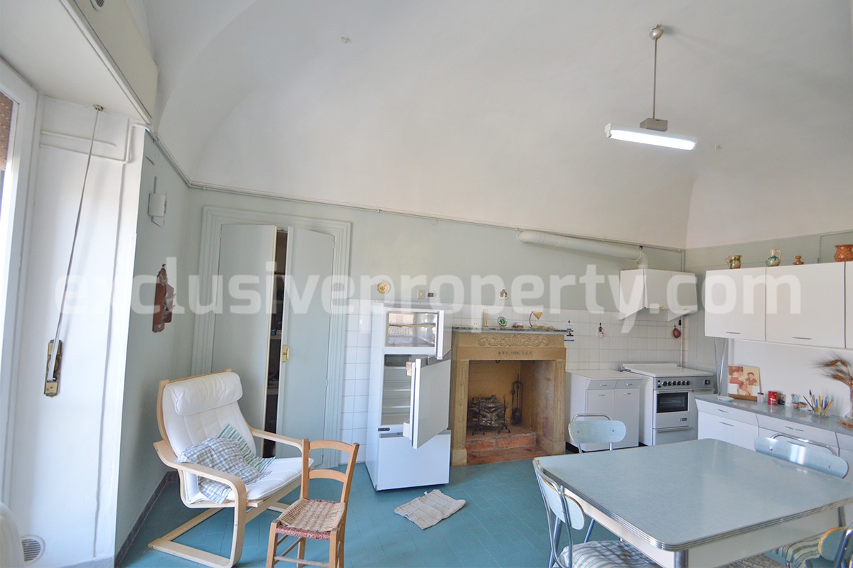 Characteristic and spacious house built in stone for sale in Italy