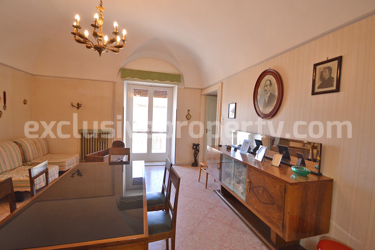 Characteristic and spacious house built in stone for sale in Italy