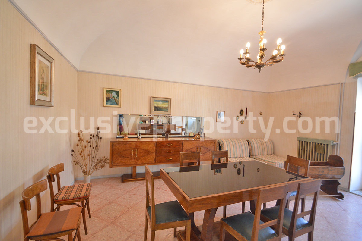 Characteristic and spacious house built in stone for sale in Italy