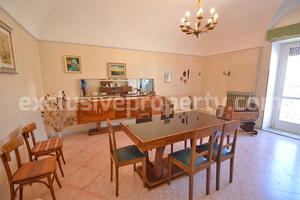 Characteristic and spacious house built in stone for sale in Italy