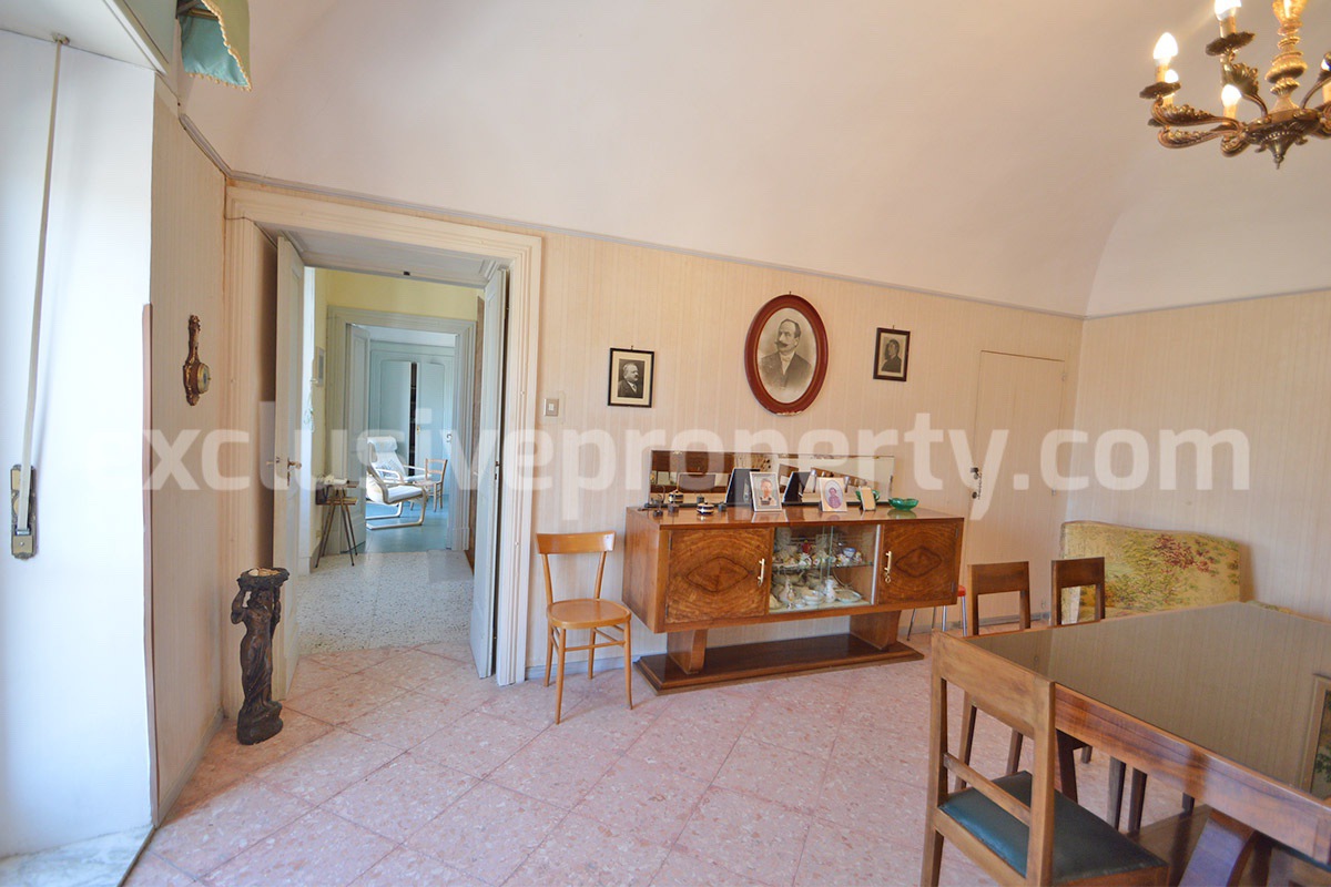 Characteristic and spacious house built in stone for sale in Italy