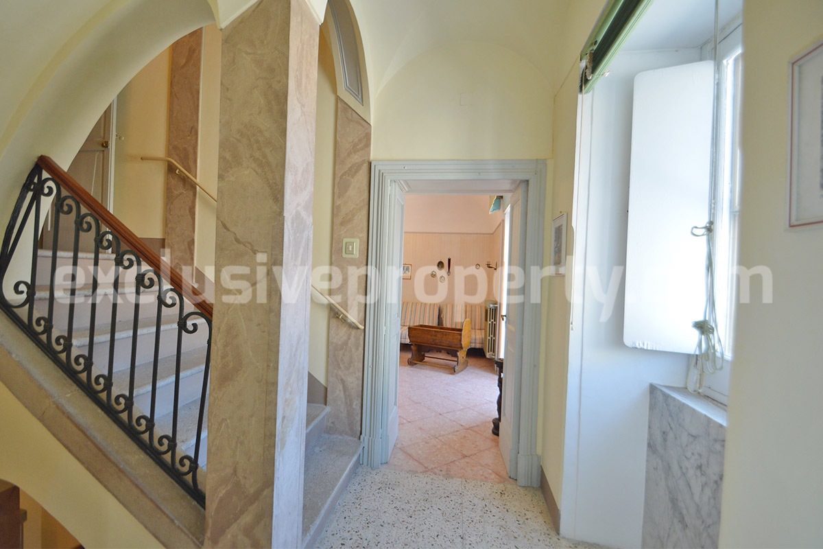 Characteristic and spacious house built in stone for sale in Italy
