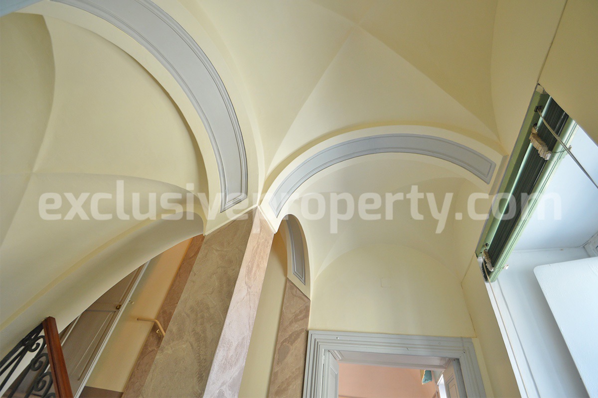 Characteristic and spacious house built in stone for sale in Italy