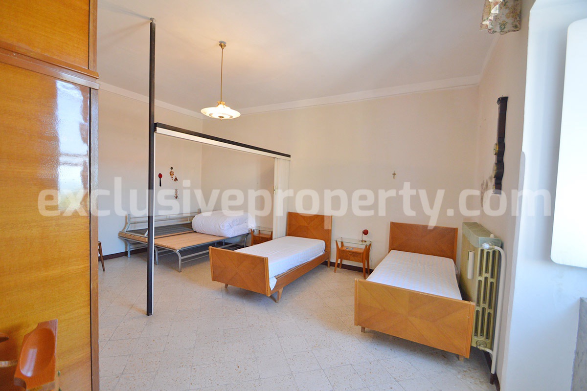 Characteristic and spacious house built in stone for sale in Italy