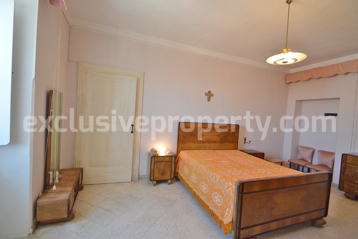 Characteristic and spacious house built in stone for sale in Italy
