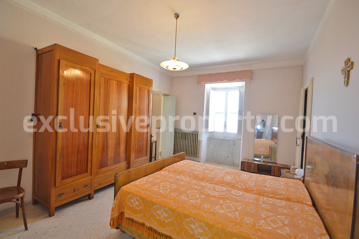 Characteristic and spacious house built in stone for sale in Italy