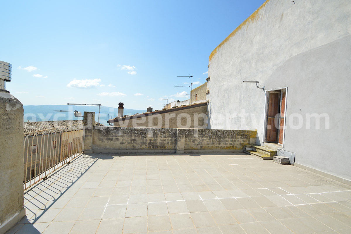 Characteristic and spacious house built in stone for sale in Italy
