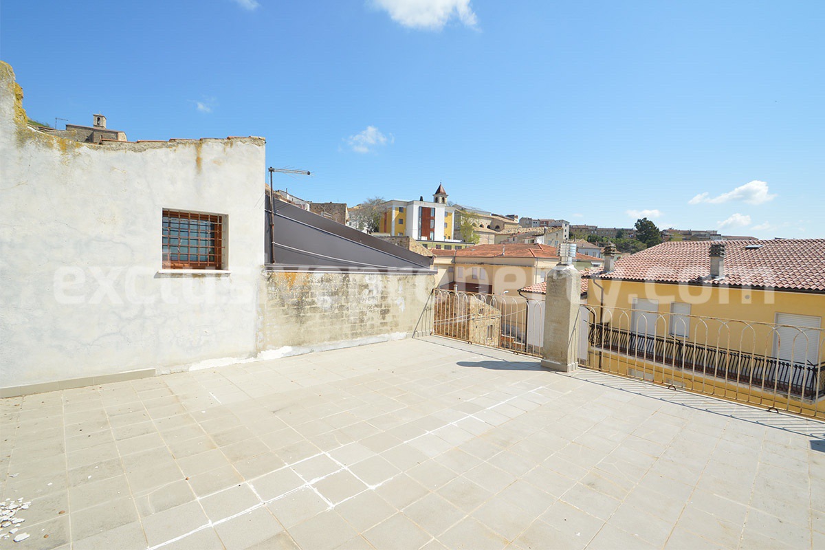 Characteristic and spacious house built in stone for sale in Italy