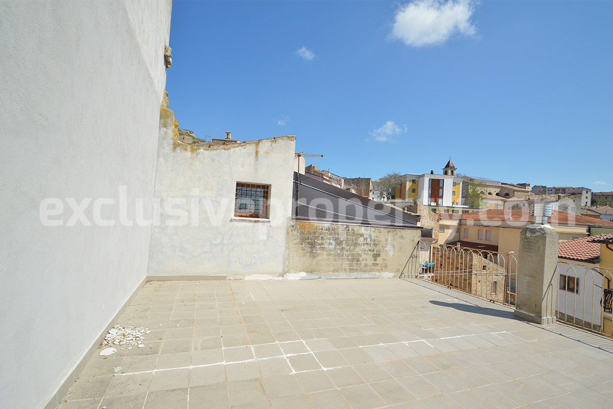Characteristic and spacious house built in stone for sale in Italy