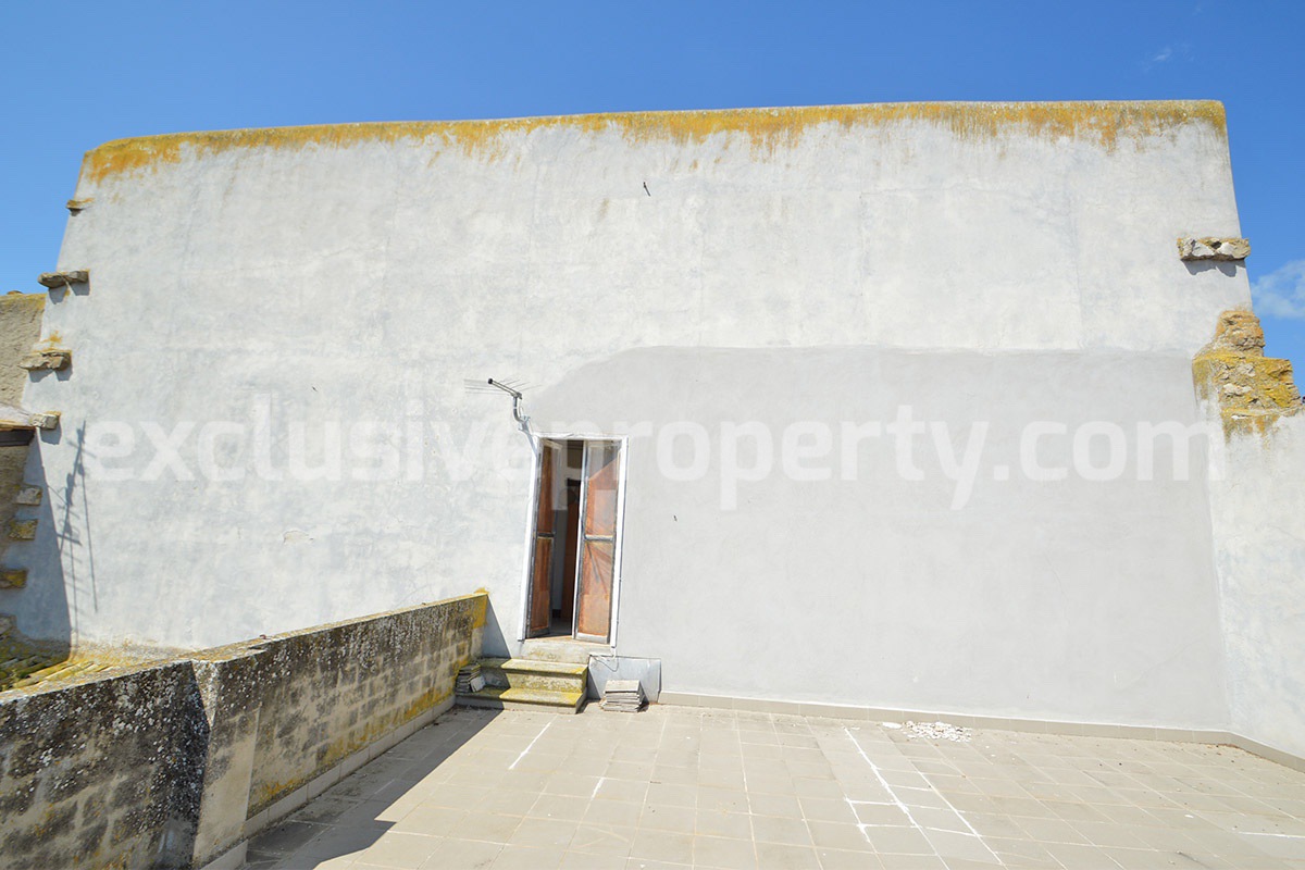 Characteristic and spacious house built in stone for sale in Italy