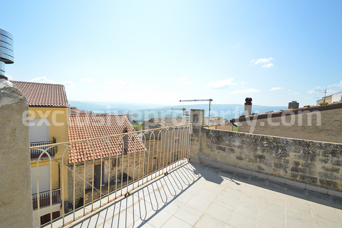 Characteristic and spacious house built in stone for sale in Italy