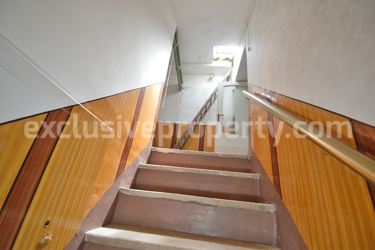 Characteristic and spacious house built in stone for sale in Italy