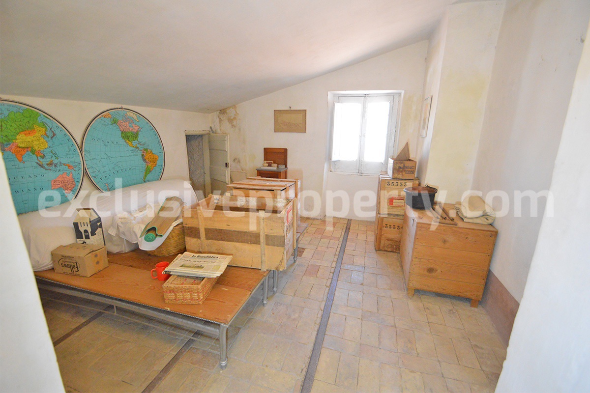 Characteristic and spacious house built in stone for sale in Italy