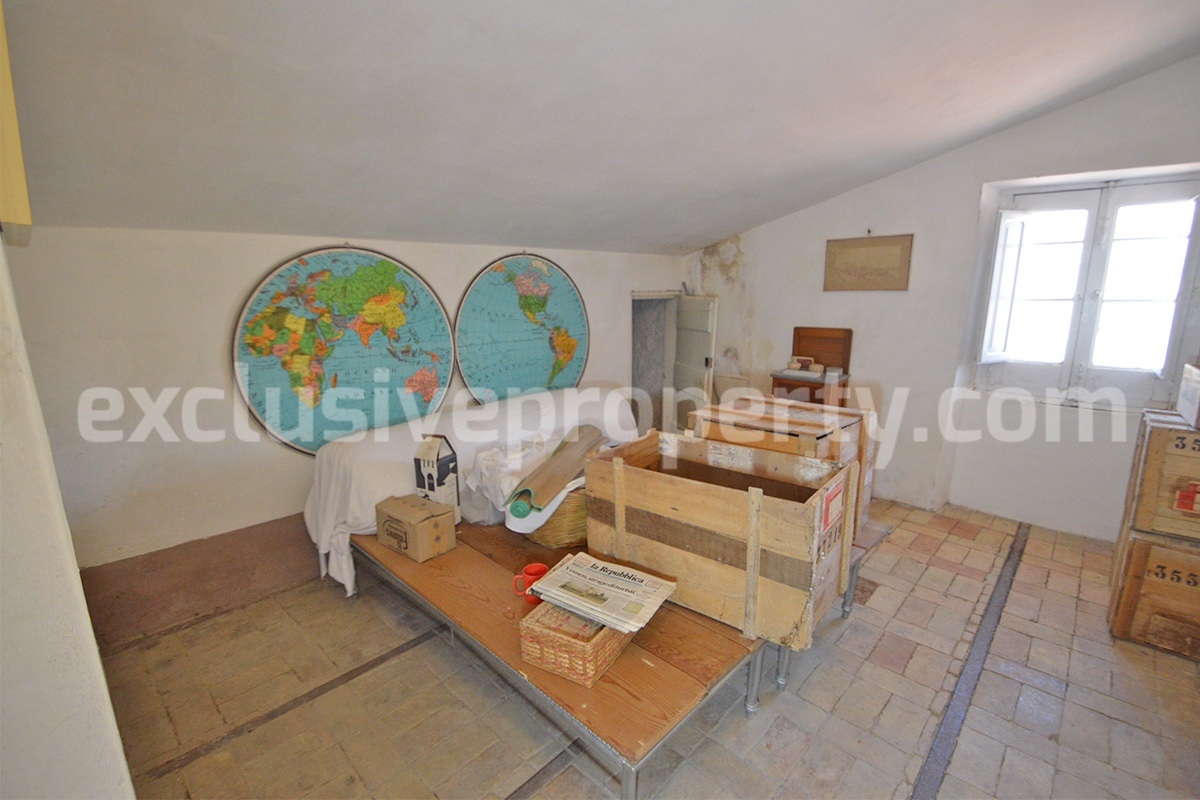 Characteristic and spacious house built in stone for sale in Italy