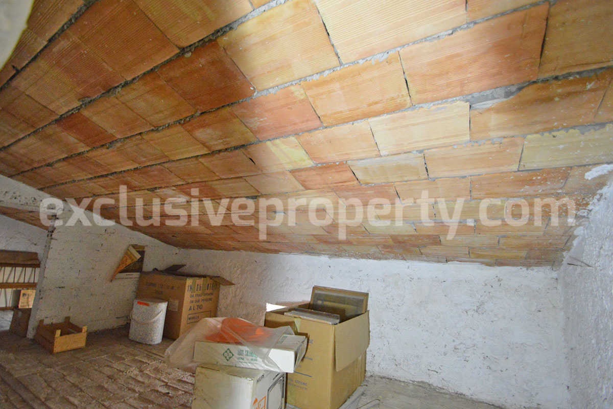 Characteristic and spacious house built in stone for sale in Italy