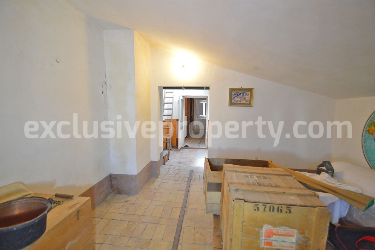 Characteristic and spacious house built in stone for sale in Italy