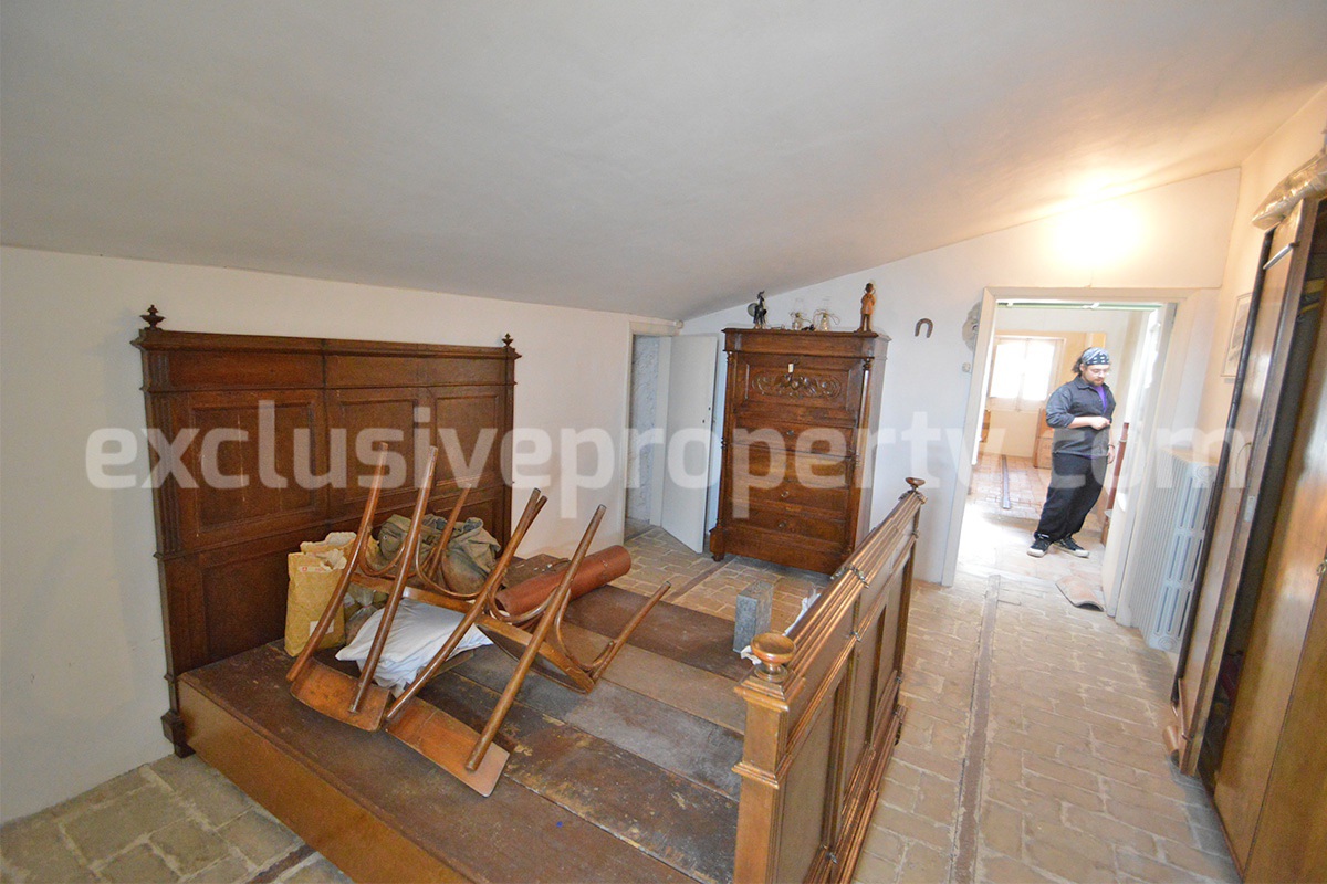Characteristic and spacious house built in stone for sale in Italy