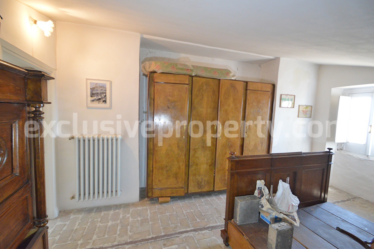 Characteristic and spacious house built in stone for sale in Italy