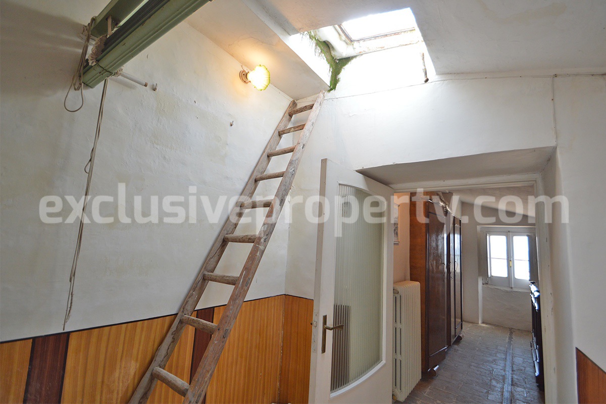 Characteristic and spacious house built in stone for sale in Italy