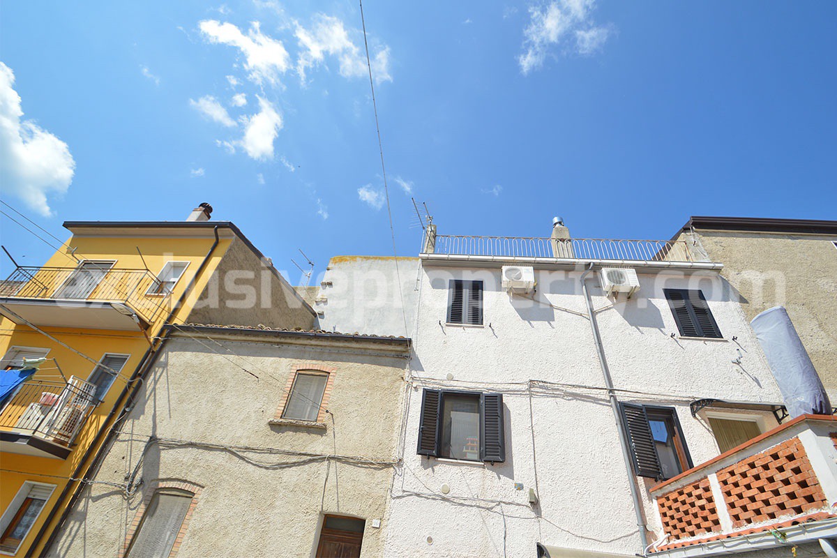 Characteristic and spacious house built in stone for sale in Italy